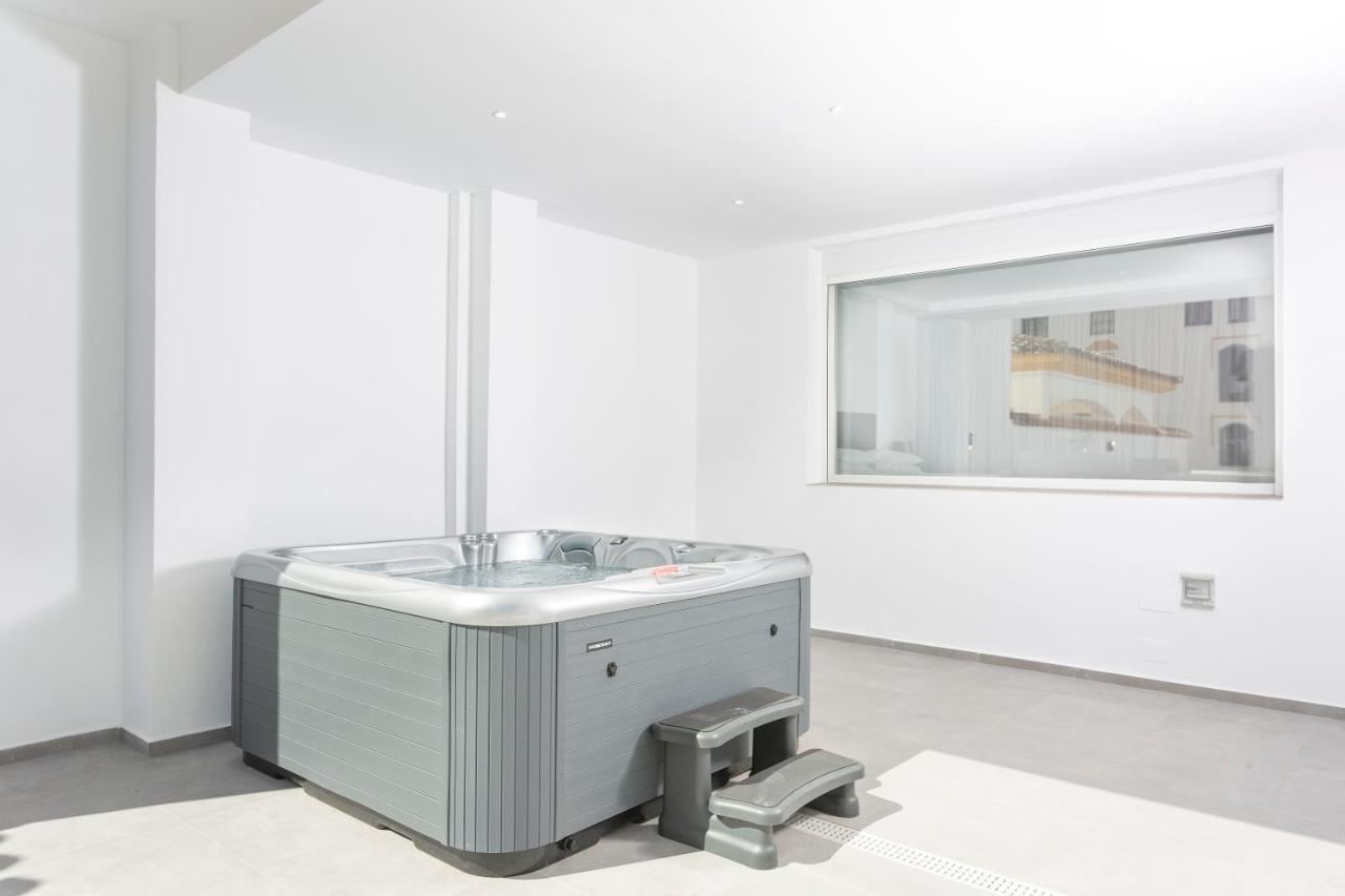 Deluxe Four-Bedroom Apartment Sea View Hot Tub,1296992692:JPEG